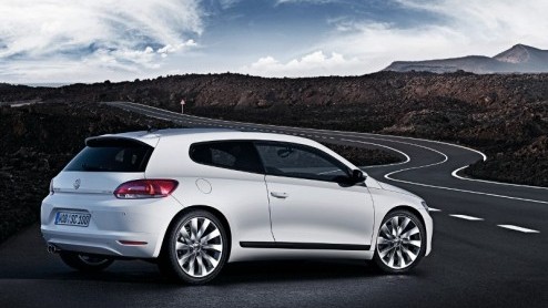 In de jaren 70 boekte Volkswagen groot succes met de Scirocco. Na 2 generaties verdween deze sportieve Duitser van het toneel en nam de Corrado het stokje over. Nu, decennia later, slaat Volkswagen te