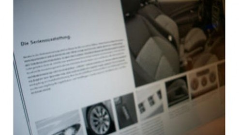 De Volkswagen Scirocco hebben we nog niet echt kunnen aanschouwen, maar dat zal niet lang meer duren. In maart debuteert de auto, de productie in Portugal is gestart en de brochure blijkt al gedrukt t
