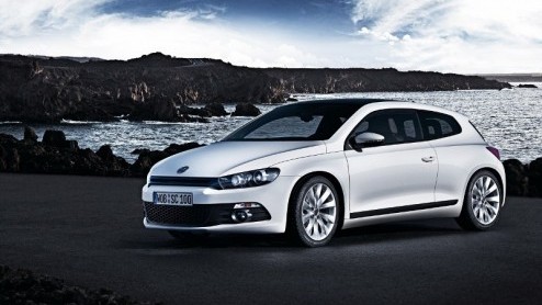 In de jaren 70 boekte Volkswagen groot succes met de Scirocco. Na 2 generaties verdween deze sportieve Duitser van het toneel en nam de Corrado het stokje over. Nu, decennia later, slaat Volkswagen te