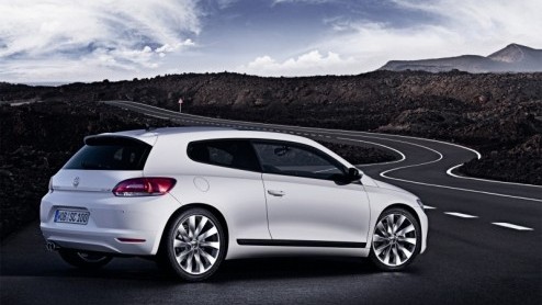 Zinnen gezet op de Volkswagen Scirocco? Vanaf 27.490 euro staat er een exemplaar voor je deur. Onder de kap ligt dan een 1.4 TSI met 122 pk en beschik je over een sportieve uitrusting.