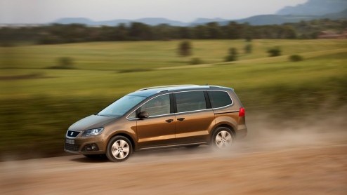 Seat verkoopt de Alhambra nu ook met vierwielaandrijving. De veelzijdige MPV is er dan met de 2.0 TDI dieselmotor in een vijf of zevenzits-uitvoering. Prijzen beginnen bij 44.500 euro.