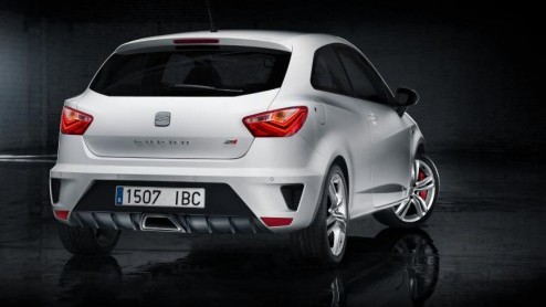 Seat heeft de Ibiza begin dit jaar een update gegeven. Daarbij werd het topmodel nog even gespaard. Tot vandaag. Want Seat heeft zojuist het doek getrokken van de opgefriste Ibiza Cupra.