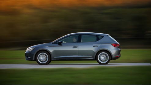 Een cadeautje van Sinterklaas, die nieuwe Seat Leon. Hij staat deze maand bij de dealer en wij hebben er deze week  in Spanje uiteraard  mee kunnen rijden. Zouden wij onze schoen er voor zetten? Si,