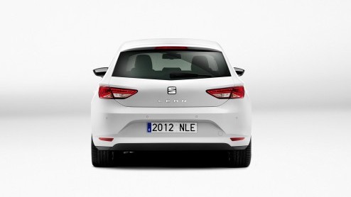 De nieuwe Seat Leon was al geen geheim meer, maar er druppelen toch nog wat details binnen van de compacte middenklasser. Zo draagt ie als eerste Seat het nieuwe merkembleem van de fabrikant.