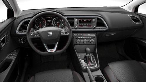 De nieuwe Seat Leon was al geen geheim meer, maar er druppelen toch nog wat details binnen van de compacte middenklasser. Zo draagt ie als eerste Seat het nieuwe merkembleem van de fabrikant.