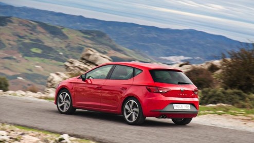 Een cadeautje van Sinterklaas, die nieuwe Seat Leon. Hij staat deze maand bij de dealer en wij hebben er deze week  in Spanje uiteraard  mee kunnen rijden. Zouden wij onze schoen er voor zetten? Si,