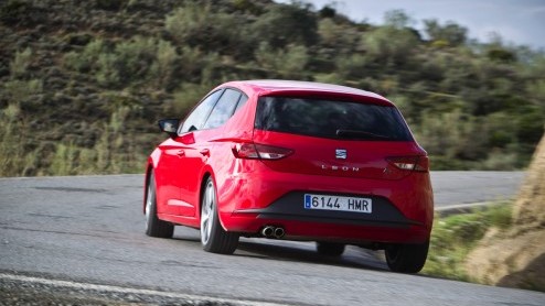Een cadeautje van Sinterklaas, die nieuwe Seat Leon. Hij staat deze maand bij de dealer en wij hebben er deze week  in Spanje uiteraard  mee kunnen rijden. Zouden wij onze schoen er voor zetten? Si,