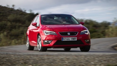 Een cadeautje van Sinterklaas, die nieuwe Seat Leon. Hij staat deze maand bij de dealer en wij hebben er deze week  in Spanje uiteraard  mee kunnen rijden. Zouden wij onze schoen er voor zetten? Si,