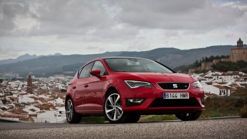 Een cadeautje van Sinterklaas, die nieuwe Seat Leon. Hij staat deze maand bij de dealer en wij hebben er deze week  in Spanje uiteraard  mee kunnen rijden. Zouden wij onze schoen er voor zetten? Si,