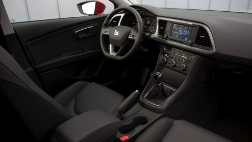 Een cadeautje van Sinterklaas, die nieuwe Seat Leon. Hij staat deze maand bij de dealer en wij hebben er deze week  in Spanje uiteraard  mee kunnen rijden. Zouden wij onze schoen er voor zetten? Si,