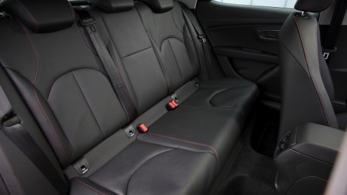 Een cadeautje van Sinterklaas, die nieuwe Seat Leon. Hij staat deze maand bij de dealer en wij hebben er deze week  in Spanje uiteraard  mee kunnen rijden. Zouden wij onze schoen er voor zetten? Si,