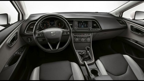 Een cadeautje van Sinterklaas, die nieuwe Seat Leon. Hij staat deze maand bij de dealer en wij hebben er deze week  in Spanje uiteraard  mee kunnen rijden. Zouden wij onze schoen er voor zetten? Si,