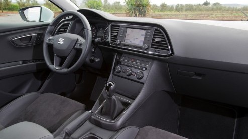 Een cadeautje van Sinterklaas, die nieuwe Seat Leon. Hij staat deze maand bij de dealer en wij hebben er deze week  in Spanje uiteraard  mee kunnen rijden. Zouden wij onze schoen er voor zetten? Si,