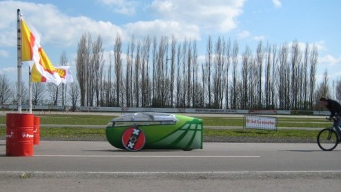 Wie lukt het om 4000 kilometer op liter brandstof te rijden? Is het mogelijk om in de stad 1 liter brandstof op 550 kilometer te verbruiken, in een zelfontworpen voertuig? Fictie, zou je zeggen. Zes N
