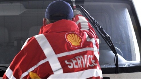 Morgen start Shell een proef 'Servicetanken' in Amersfoort en Groningen. Elke zaterdag staat er dan een pompbediende die voor je tankt en desgewenst ook de voorruit reinigt en vloeistoffen checkt.