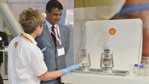 Shell heeft vandaag een nieuwe brandstof gepresenteerd voor zakelijke dieselgebruikers en de transportsector: Shell GTL fuel. Deze gas-to-liquids-brandstof is veel schoner en daardoor een verademing v