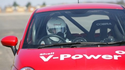 Shell opent de AutoRAI 2011 op spectaculaire wijze. Stuntman Steve Truglia staat te trappelen van ongeduld om de Nederlandse autobeurs vanaf 12 april op zijn kop te zetten. Een uitdaging die toch wel 