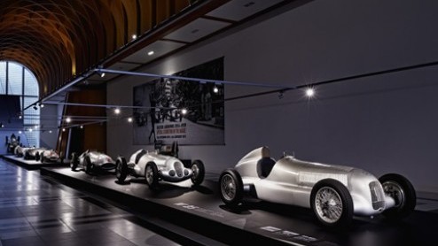 Het Louwman Museum in Den Haag verlengt de expositie over de legendarische Mercedes-Benz Silver Arrows (Silberpfeile) tot en met 3 februari 2013. Het is voor het eerst na bijna 80 jaar, dat deze ico