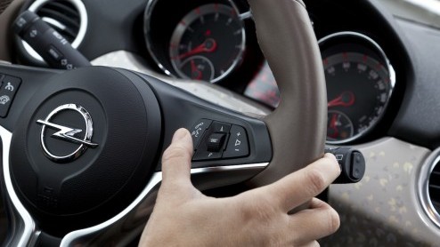 Opel Adam nu ook leverbaar met Siri Eyes Free in combinatie met het IntelliLInk infotainmentsysteem.
