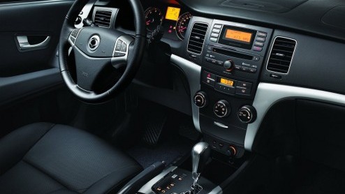 SsangYong levert de nieuwe Korando vanaf nu ook met een tweeliter benzinemotor. Met die 145 pk sterke krachtbron is de SUV een stuk vriendelijker geprijsd, vanaf 24.990 euro om precies te zijn.