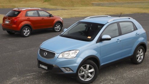 SsangYong levert de nieuwe Korando vanaf nu ook met een tweeliter benzinemotor. Met die 145 pk sterke krachtbron is de SUV een stuk vriendelijker geprijsd, vanaf 24.990 euro om precies te zijn.