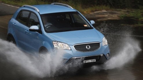Winterkorting bij SsangYong. De nieuwe Korando is tijdelijk flink afgeprijsd en kost nu 22.990 euro als benzine. De Koreaanse SUV is er ook met 4WD maar is wel altijd handgeschakeld.