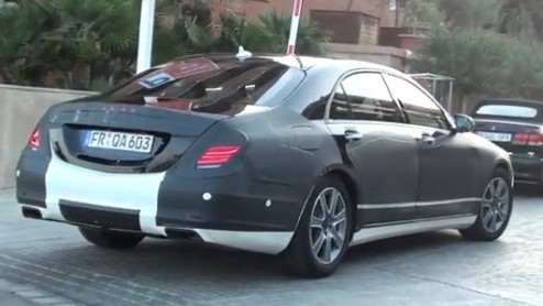 Langzaamaan kunnen we aftellen naar de nieuwe S-Klasse. Dankzij nieuwe binnengedruppelde details weten we dat het nieuwe vlaggenschip van Mercedes-Benz weer bijzondere stappen vooruit zet in comfort e