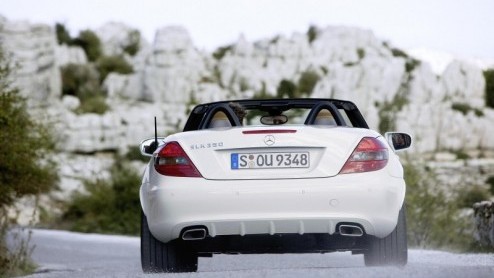 We hebben al een reeks spionagebeelden van de venieuwde SLK gezien, maar nu is het dan zover, de facelift van de SLK is een feit. Meest in het oog springende veranderingen zijn de vernieuwde voor- en