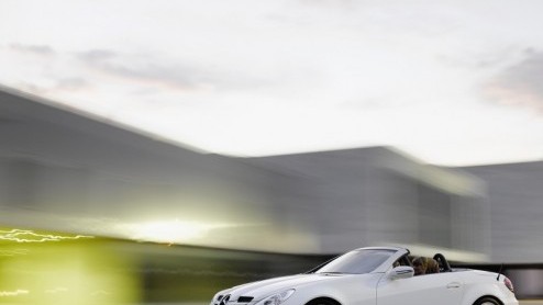 We hebben al een reeks spionagebeelden van de venieuwde SLK gezien, maar nu is het dan zover, de facelift van de SLK is een feit. Meest in het oog springende veranderingen zijn de vernieuwde voor- en