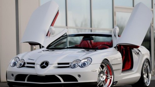 De tuningfirma Brabus weet wel raad met Mercedessen en smarts. In Geneve laten ze graag zien wat ze in huis hebben. Dit keer nemen ze een wit paar mee, de SLR McLaren Roadster en de smart Brabus Ultim