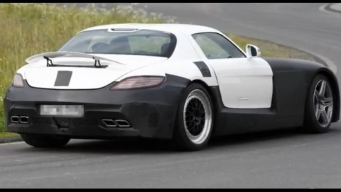 Mercedes-Benz is al weer een tijdje aan het stoeien met een gecamoufleerde SLS AMG. Volgend jaar kunnen we namelijk de extra potente en nog sportievere SLS Black Series verwachten. Dit keer hebben we 