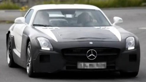 Mercedes-Benz is al weer een tijdje aan het stoeien met een gecamoufleerde SLS AMG. Volgend jaar kunnen we namelijk de extra potente en nog sportievere SLS Black Series verwachten. Dit keer hebben we 