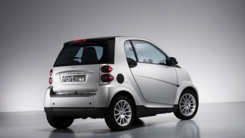 Het trendy automerk smart doet vandaag de smart fortwo electric drive uit de doeken. Deze stadsauto zal als eerste ter wereld beschikken over lithium-ion accus. Hij wordt opgeladen via het stopcontac
