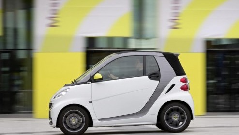 Smart heeft een prijskaartje gehangen aan de Fortwo edition BoConcept. De limited edition kan per direct worden besteld als coup en cabrio en staat vanaf november bij de dealer vanaf 15.176 euro.
