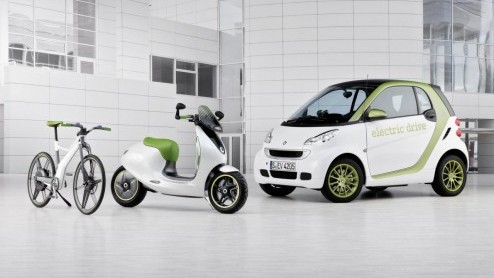 De in 2010 op de Autosalon van Parijs gentroduceerde Smart escooter gaat in productie. Smart is daartoe een samenwerkingsverband aangegaan met tweewielerspecialist Vectrix. De elektrische scooter ver