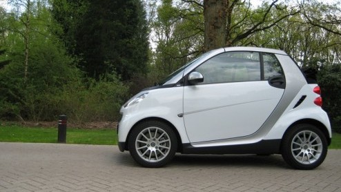 De nieuwe smart fortwo is sinds vorig jaar op de markt. Na een groeispurt van 20 centimeter heeft smart nu een volwassen stadsauto in de aanbieding. Dit voorjaar breidde het merk onder het motto een