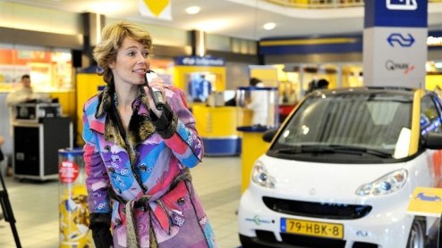 Onlangs zijn 30 smarts fortwo afgeleverd aan NS. NS heeft een duidelijke toekomstvisie waarin onder meer is vastgelegd dat het duurzame mobiliteit van deur tot deur wil bieden. Daarbij spelen de 30 fo