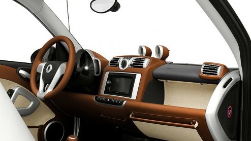 Het Franse designhuis Herm�s heeft in navolging van de Bugatti Veyron nu de smart fortwo naar eigen hand gezet. Mede dankzij het luxe aangekleed interieur drijft het de prijs wel op, zo'n 48.500 dolla