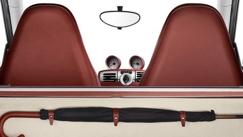 Het Franse designhuis Herms heeft in navolging van de Bugatti Veyron nu de smart fortwo naar eigen hand gezet. Mede dankzij het luxe aangekleed interieur drijft het de prijs wel op, zo'n 48.500 dolla