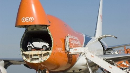 Onlangs werd er door medewerkers van TNT op de Luchthaven Luik een bijzonder record gevestigd. Een zevenkoppig team slaagde erin om dertig smart fortwo's ruim binnen het uur in een Boeing 747 te laden