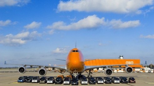 Onlangs werd er door medewerkers van TNT op de Luchthaven Luik een bijzonder record gevestigd. Een zevenkoppig team slaagde erin om dertig smart fortwo's ruim binnen het uur in een Boeing 747 te laden