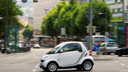 smart is jarig en bestaat nu tien jaar. Na de introductie van de city coup in 1997 bleek de smart op behoorlijke populariteit te kunnen rekenen als ideale stadsauto. Jaren na de komst van de fortwo