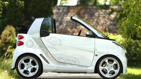 Voor wie denkt in een elektrische smart niet serieus genomen te worden heeft Konigseder een heel ander uiterste. Deze firma ontwikkelde een bodykit voor het kleintje, waardoor het schattige er direct 