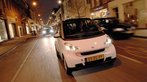 De smart fortwo is er nu ook in micro hybrid drive-uitvoering, kortweg mhd. Deze 2,70 meter lange stadskar beschikt over slimme stop-/starttechnologie zorgt ervoor dat de fortwo geen brandstof verbr