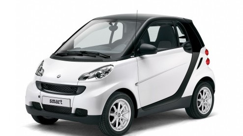 Nu de smart fortwo met het nieuwe neusje in de maak is mogen de smarts het het huidige gezicht voor een zacht prijsje de deur uit. De smart fortwo edition pure is er nu voor 7995 euro, inclusief een a