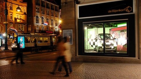 Smart weet zich op originele en verantwoorde wijze in het nieuws te brengen. Op de hoek van het Damrak en de Dam staat een exclusieve smart fortwo mhd marathon edition twee weken lang te schitteren in