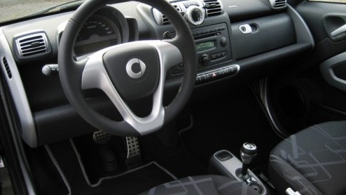 Er zijn van die autos waar je helemaal lyrisch van bent, of juist totaal niet bekoren kan. De smart fortwo is daar n van. Zijn compacte afmetingen en kekke interieur maken m eigenzinnig en praktis
