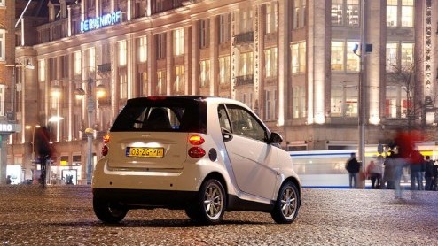 De smart fortwo is er nu ook in micro hybrid drive-uitvoering, kortweg mhd. Deze 2,70 meter lange stadskar beschikt over slimme stop-/starttechnologie zorgt ervoor dat de fortwo geen brandstof verbr