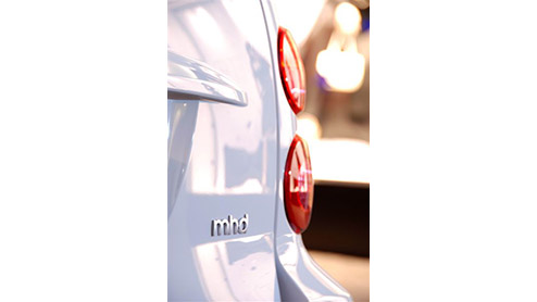 De smart fortwo is er nu ook in micro hybrid drive-uitvoering, kortweg mhd. Deze 2,70 meter lange stadskar beschikt over slimme stop-/starttechnologie zorgt ervoor dat de fortwo geen brandstof verbr