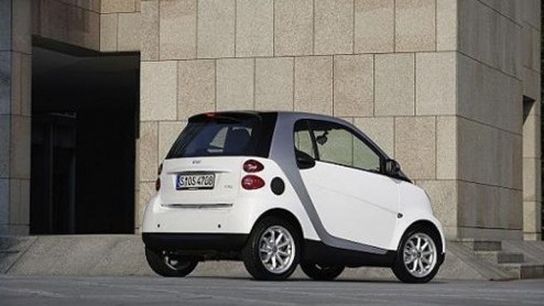 De nieuwe smart fortwo is sinds dit jaar leverbaar en maakt weer zijn opmars. Een nieuwe nog zuinigere uitvoering en een bijbehorend actiemodel moet dat gaan versterken. Geen arodynamische aanpassing